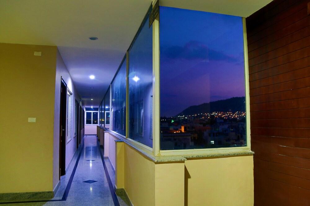 Hotel Royal Palm - A Budget Hotel In Ουνταϊπούρ Εξωτερικό φωτογραφία