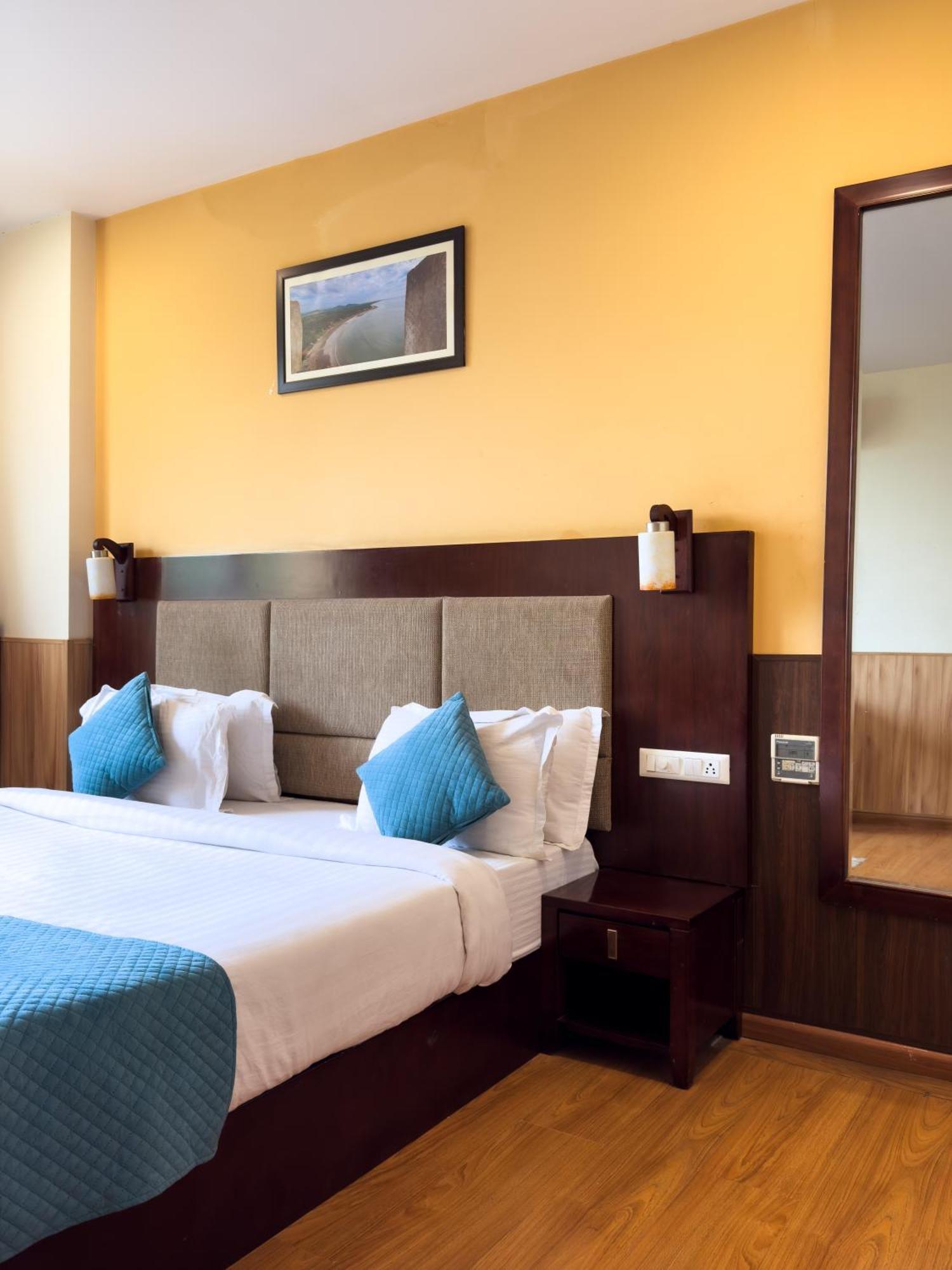 Hotel Royal Palm - A Budget Hotel In Ουνταϊπούρ Εξωτερικό φωτογραφία