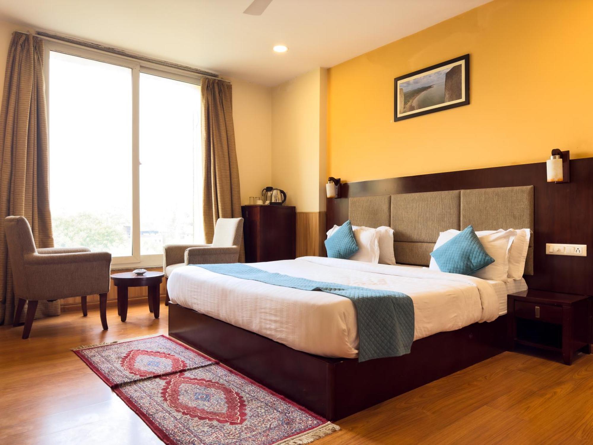 Hotel Royal Palm - A Budget Hotel In Ουνταϊπούρ Εξωτερικό φωτογραφία