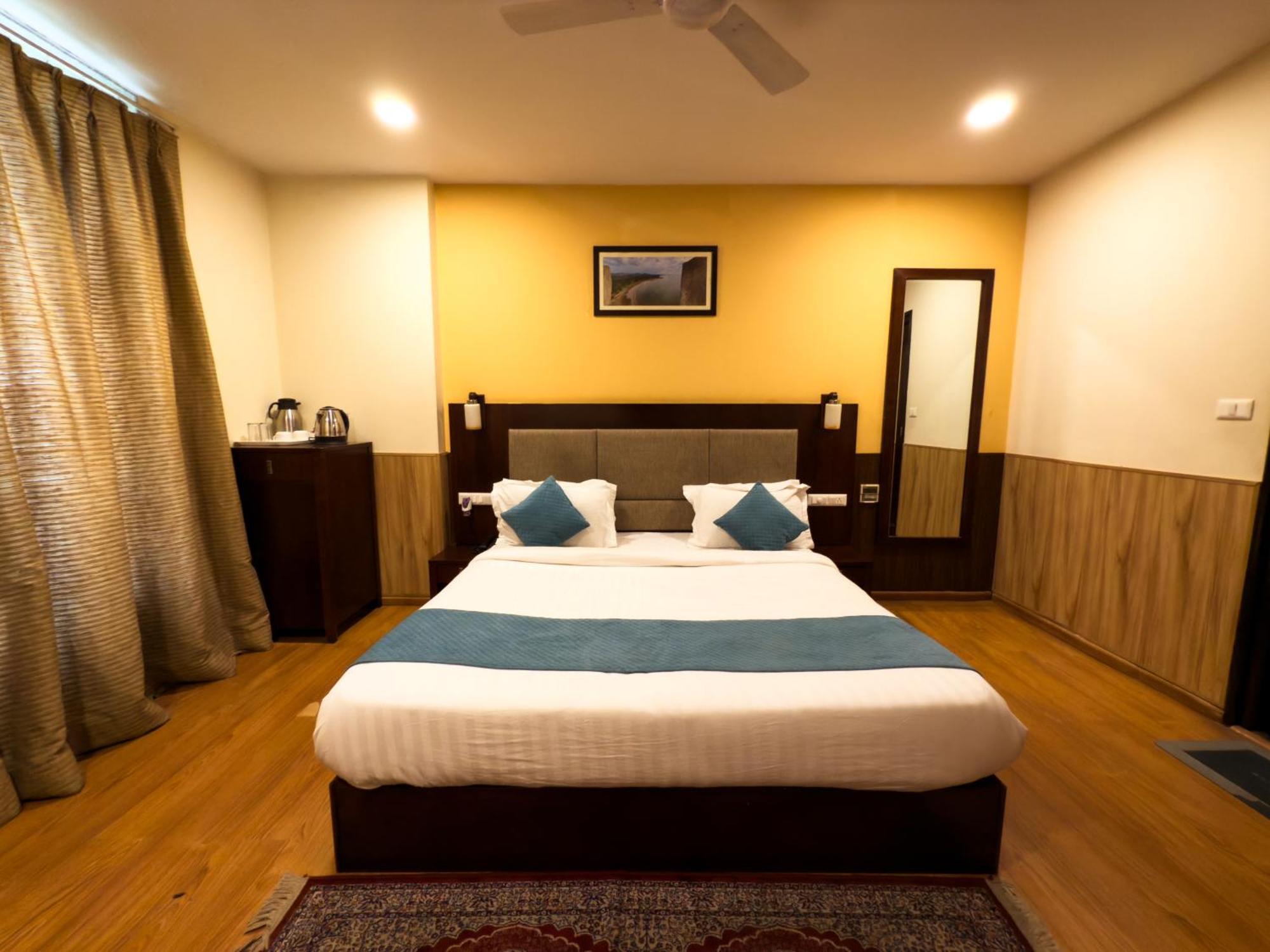Hotel Royal Palm - A Budget Hotel In Ουνταϊπούρ Εξωτερικό φωτογραφία