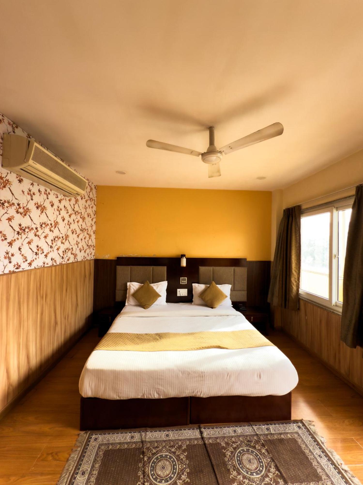 Hotel Royal Palm - A Budget Hotel In Ουνταϊπούρ Εξωτερικό φωτογραφία