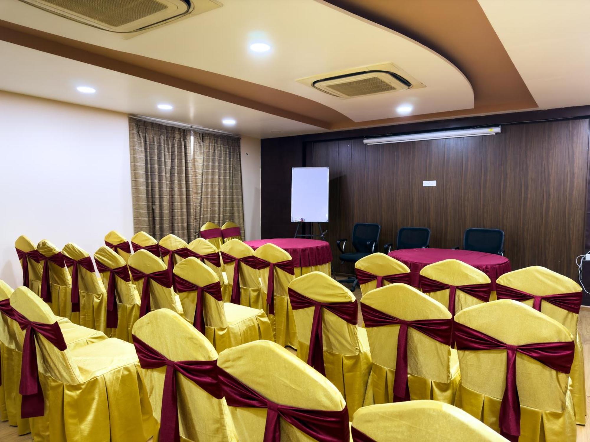 Hotel Royal Palm - A Budget Hotel In Ουνταϊπούρ Εξωτερικό φωτογραφία