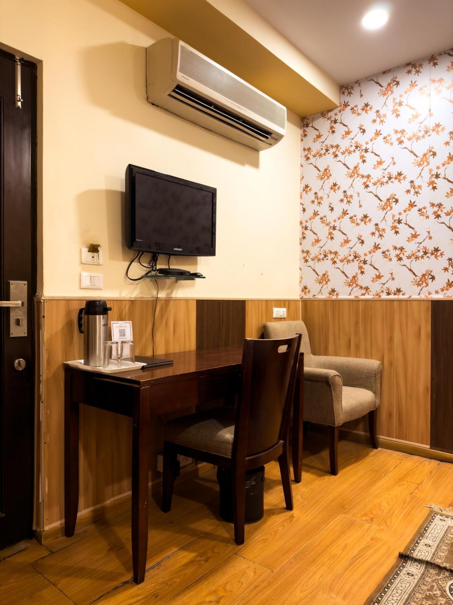 Hotel Royal Palm - A Budget Hotel In Ουνταϊπούρ Εξωτερικό φωτογραφία