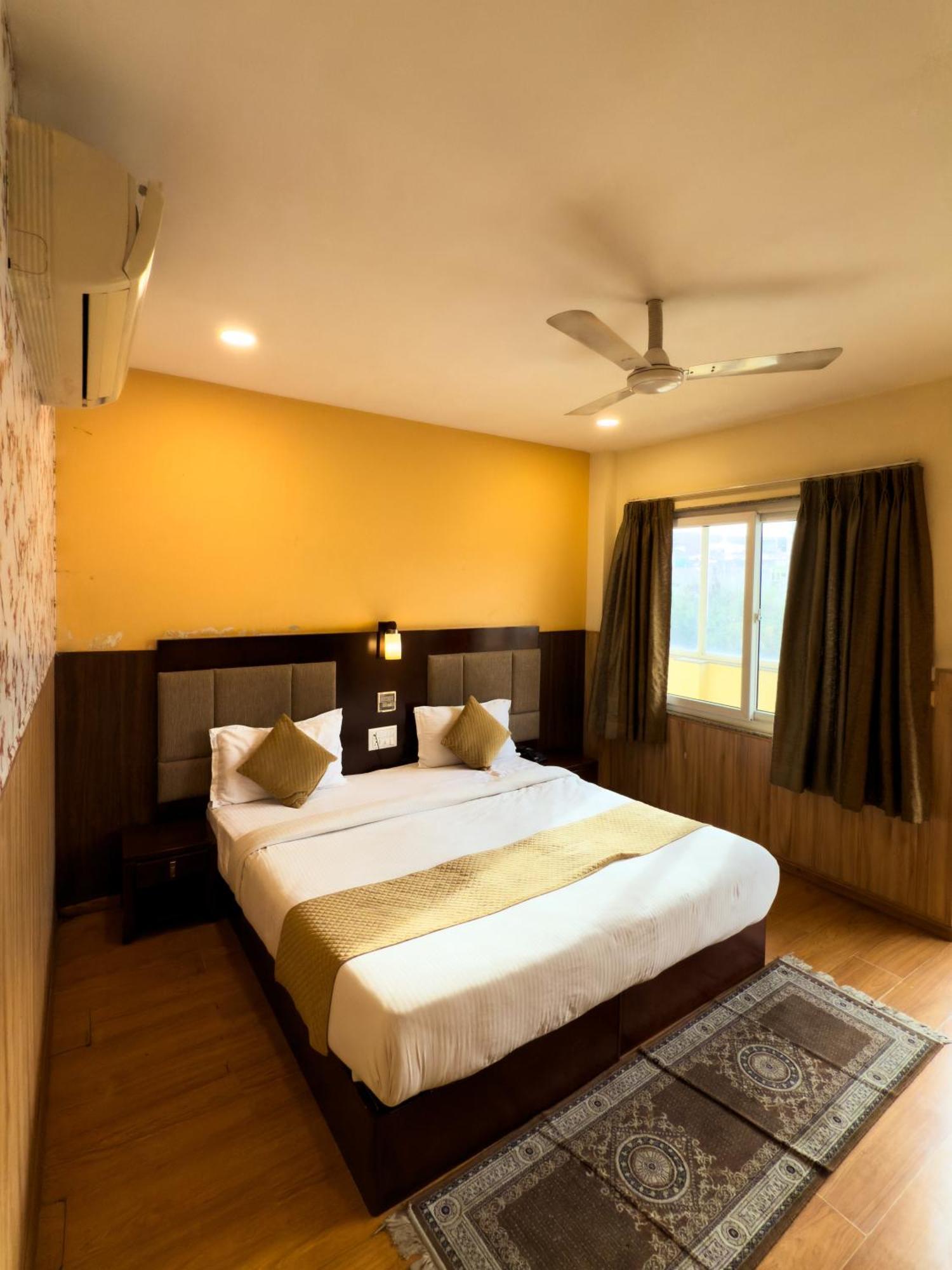 Hotel Royal Palm - A Budget Hotel In Ουνταϊπούρ Εξωτερικό φωτογραφία