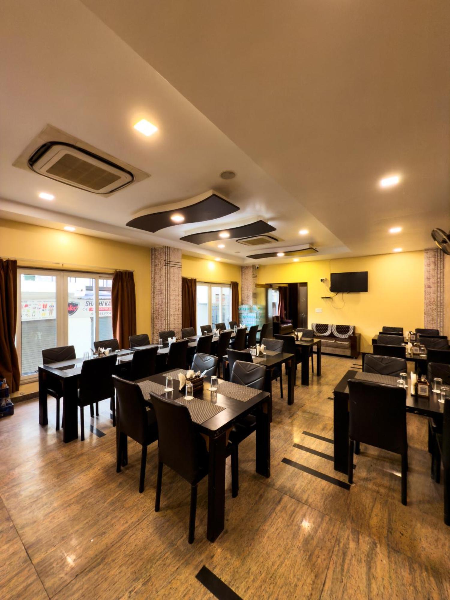 Hotel Royal Palm - A Budget Hotel In Ουνταϊπούρ Εξωτερικό φωτογραφία