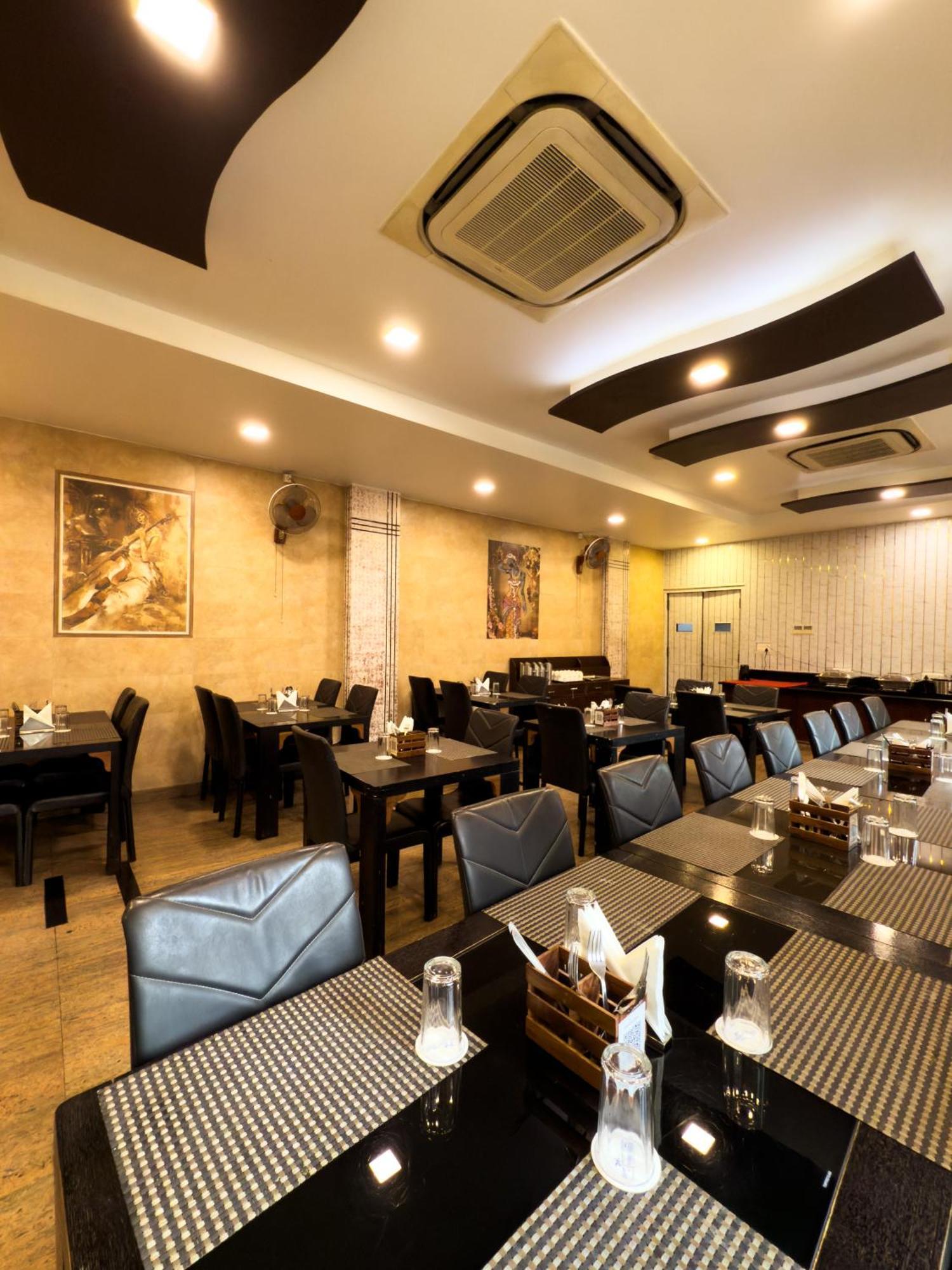 Hotel Royal Palm - A Budget Hotel In Ουνταϊπούρ Εξωτερικό φωτογραφία