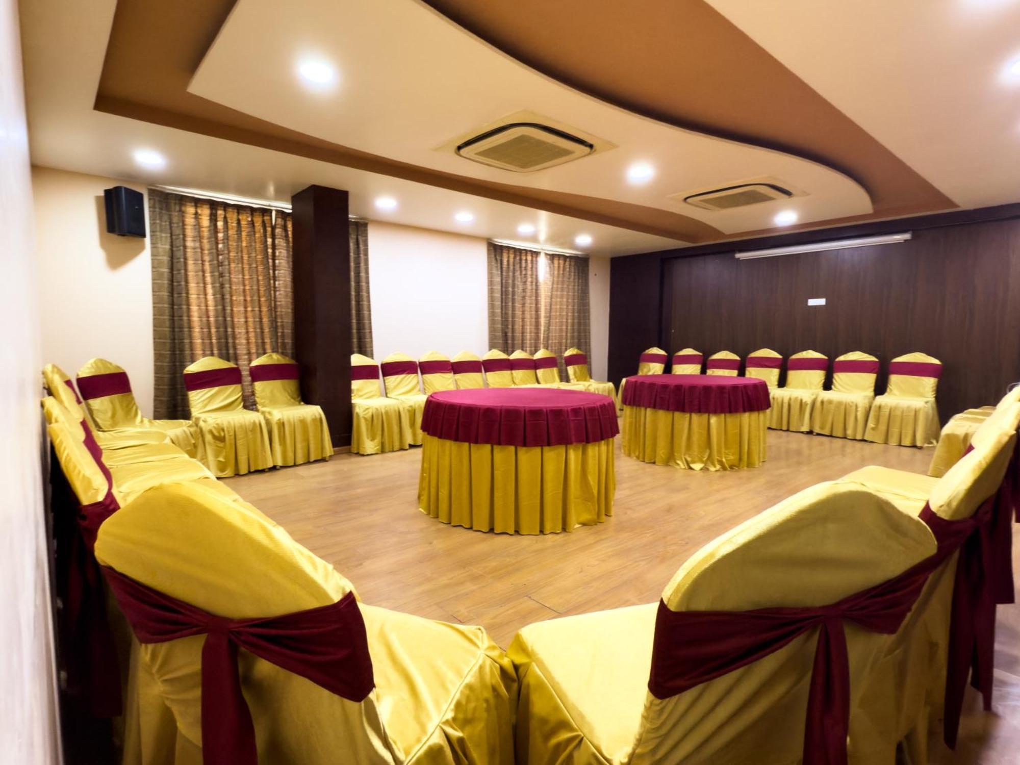 Hotel Royal Palm - A Budget Hotel In Ουνταϊπούρ Εξωτερικό φωτογραφία