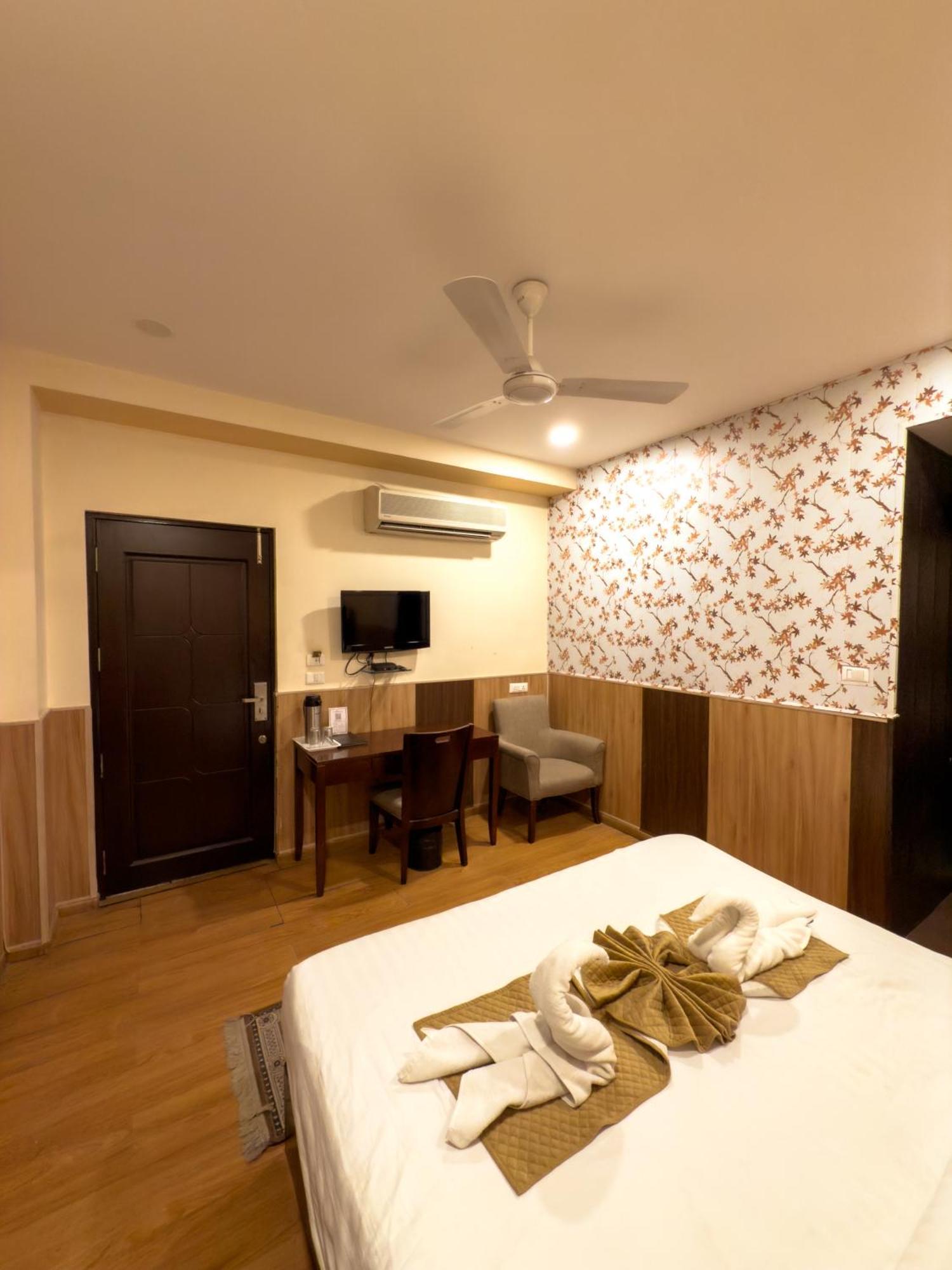 Hotel Royal Palm - A Budget Hotel In Ουνταϊπούρ Εξωτερικό φωτογραφία