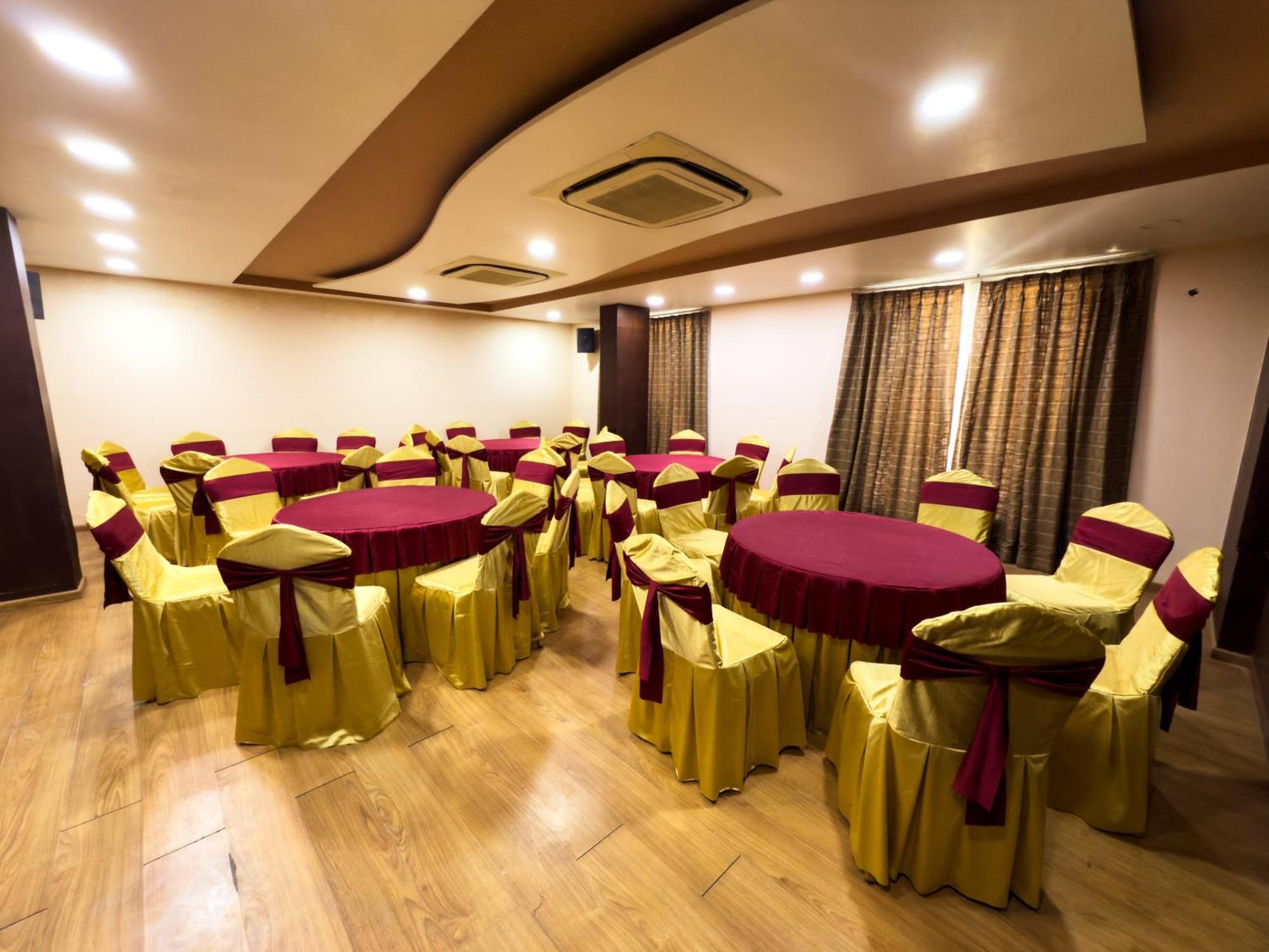 Hotel Royal Palm - A Budget Hotel In Ουνταϊπούρ Εξωτερικό φωτογραφία