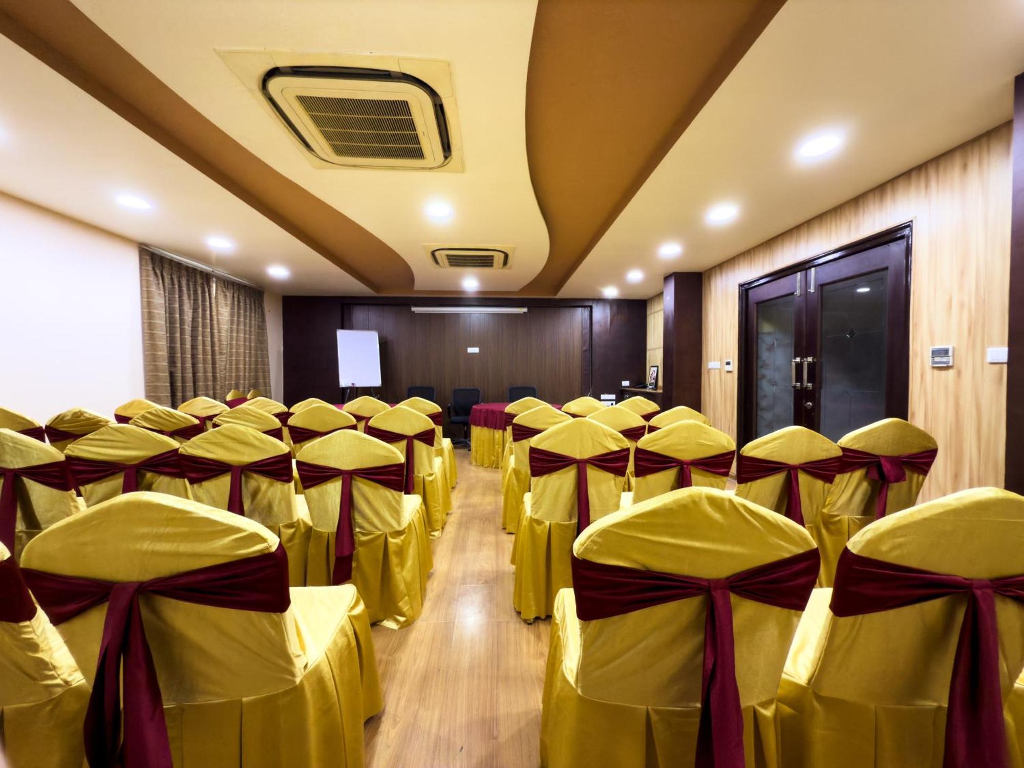 Hotel Royal Palm - A Budget Hotel In Ουνταϊπούρ Εξωτερικό φωτογραφία