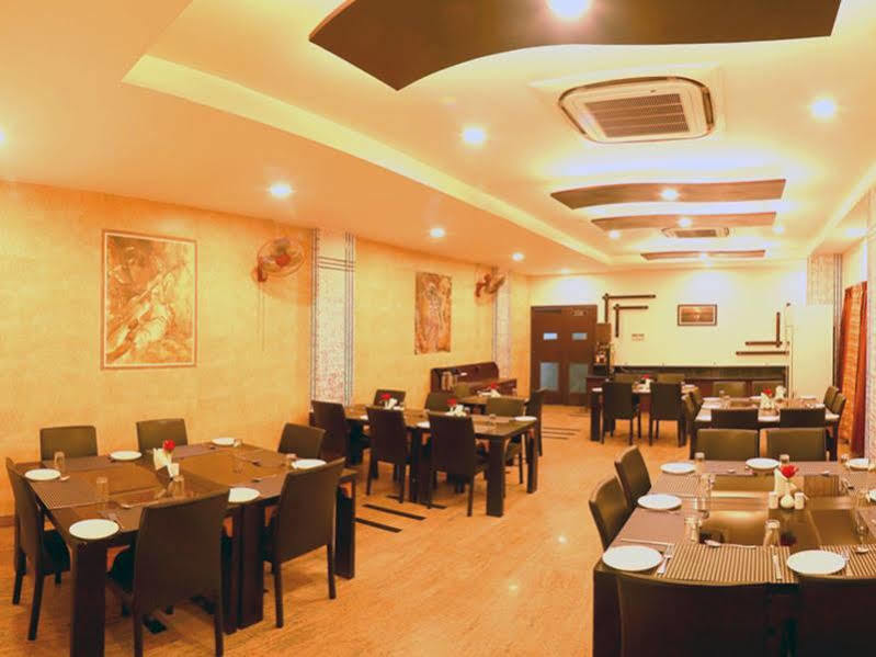 Hotel Royal Palm - A Budget Hotel In Ουνταϊπούρ Εξωτερικό φωτογραφία