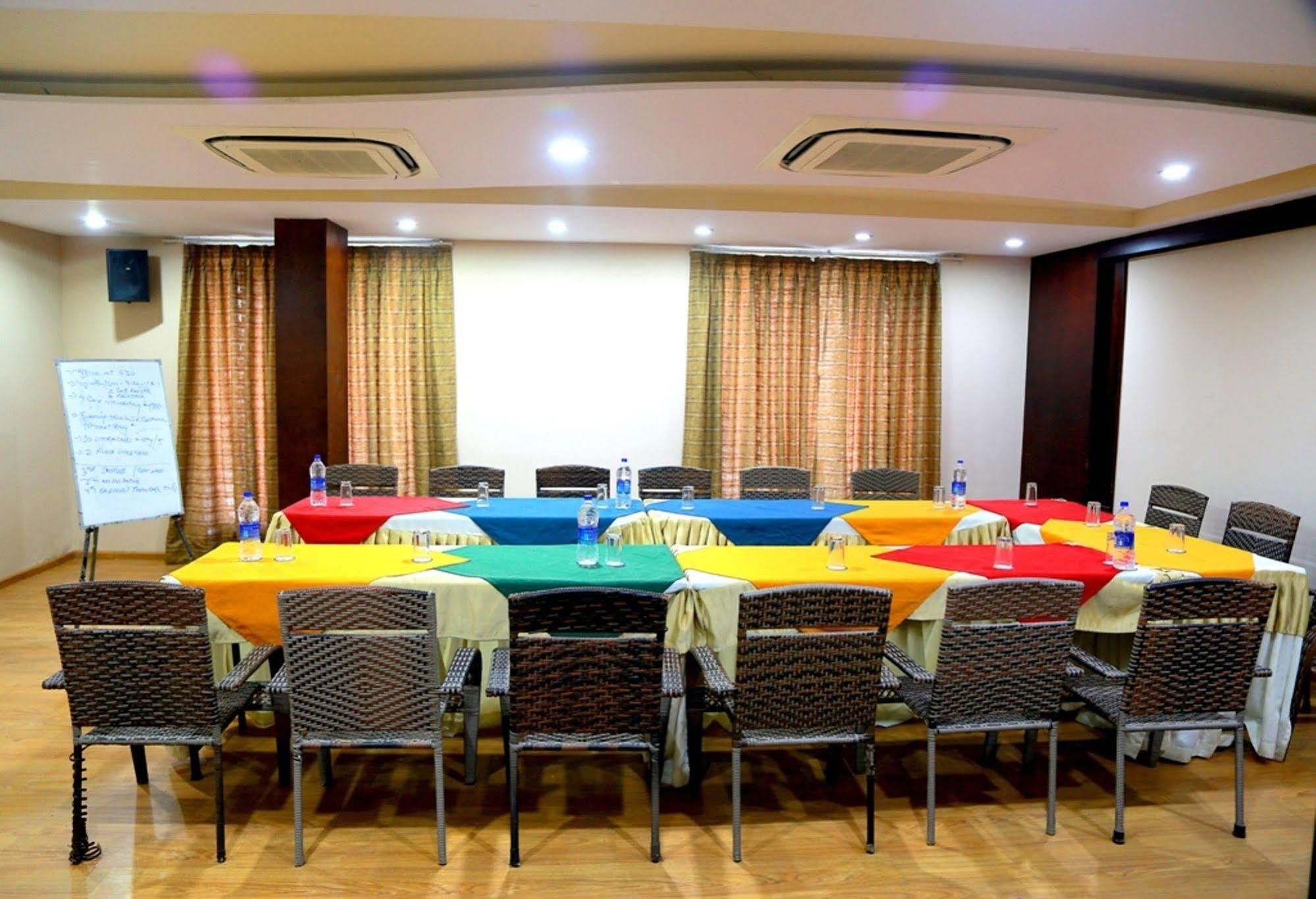 Hotel Royal Palm - A Budget Hotel In Ουνταϊπούρ Εξωτερικό φωτογραφία