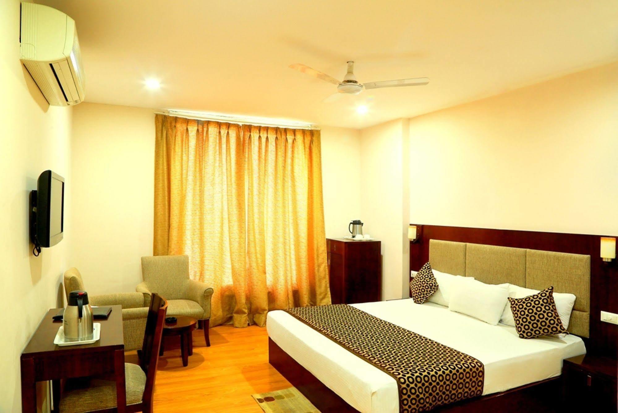 Hotel Royal Palm - A Budget Hotel In Ουνταϊπούρ Εξωτερικό φωτογραφία