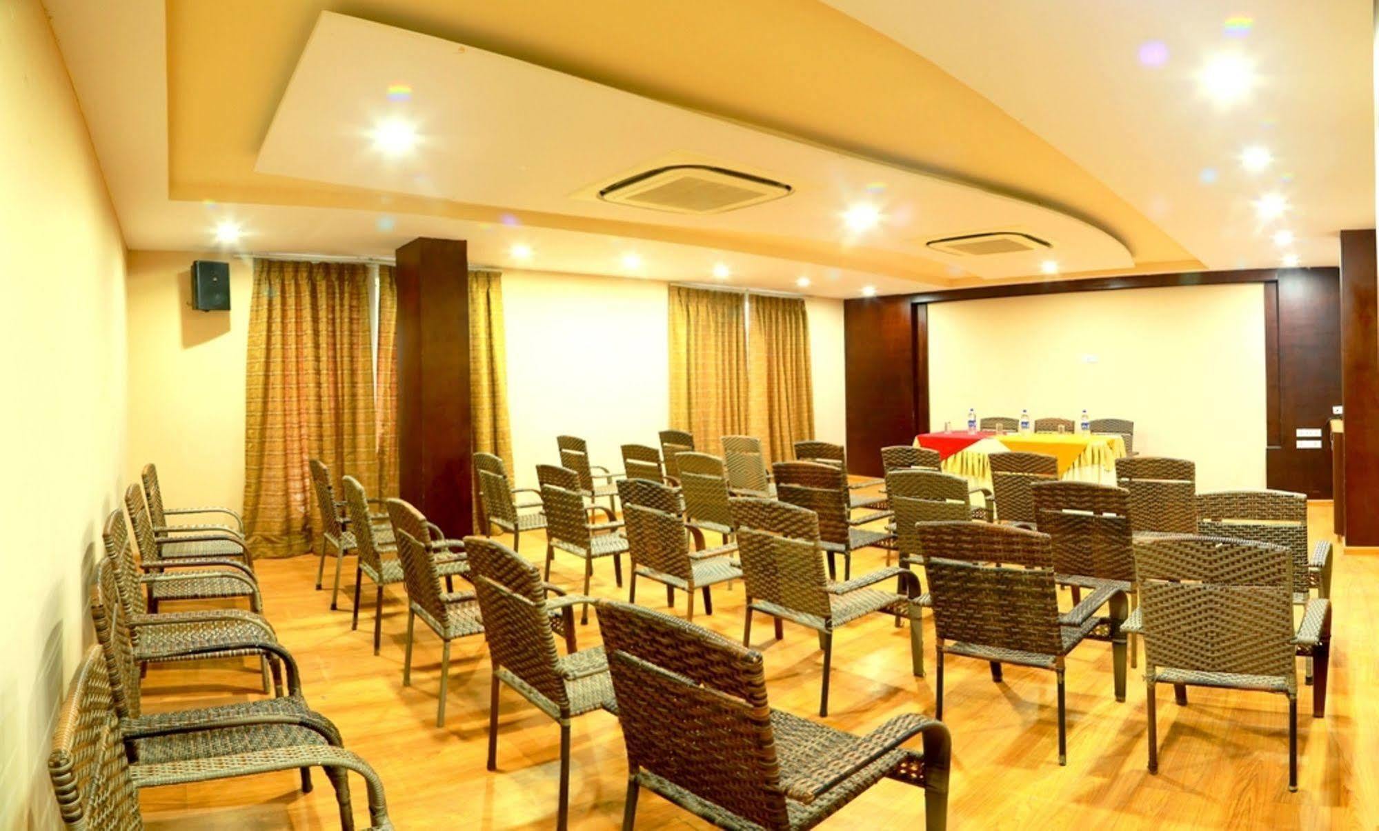 Hotel Royal Palm - A Budget Hotel In Ουνταϊπούρ Εξωτερικό φωτογραφία
