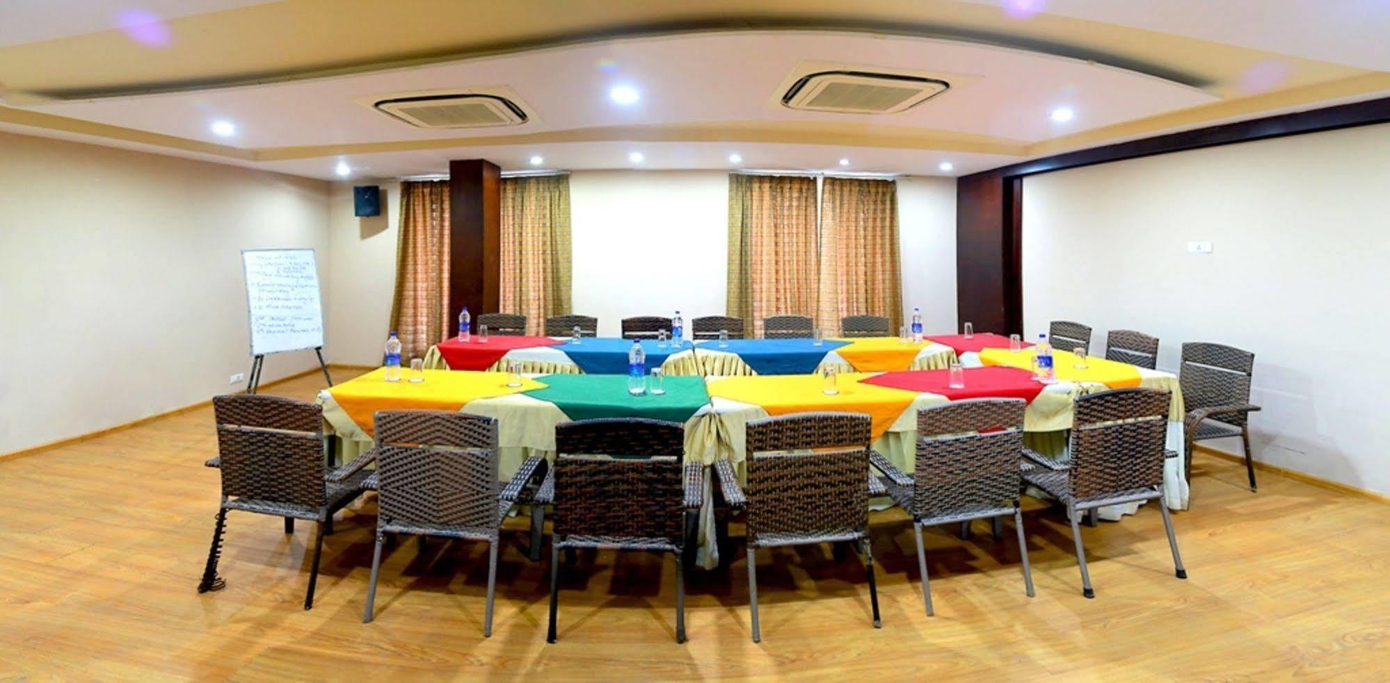Hotel Royal Palm - A Budget Hotel In Ουνταϊπούρ Εξωτερικό φωτογραφία